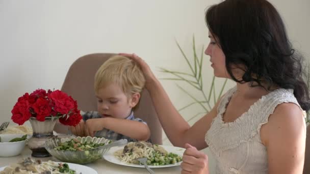 Ung Lycklig Familj Äter Middag Vid Köksbordet Äter God Hälsosam — Stockvideo