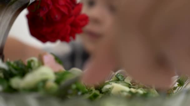 Young Happy Family Heeft Een Diner Aan Keukentafel Lekker Gezond — Stockvideo