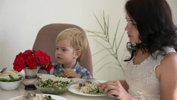 年轻快乐的家庭在厨房餐桌上吃晚餐 吃健康可口的食物 2X慢动作 半速60 Fps — 图库视频影像