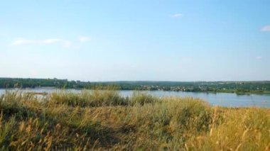 Dinyeper Nehri Ukrayna 'nın yakınında. Tepeden panoramik manzara. 2019 yazında. Yavaş çekim - 60 FPS 'in yarım hızı