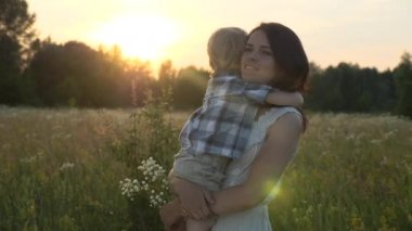 Sevecen Anne Sevecen Küçük Oğul. Aile Güzel Doğa 'ya Dinleniyor. Günbatımı Güneş Işıkları. Akşam Kırsal Sahne. 2x Slow motion - Yarı hız 60 FPS