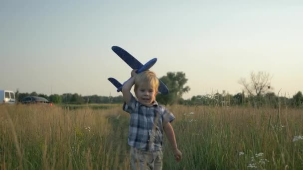 Malý Chlapec Hraje Běží Hračkou Letadlo Přes High Grass Field — Stock video