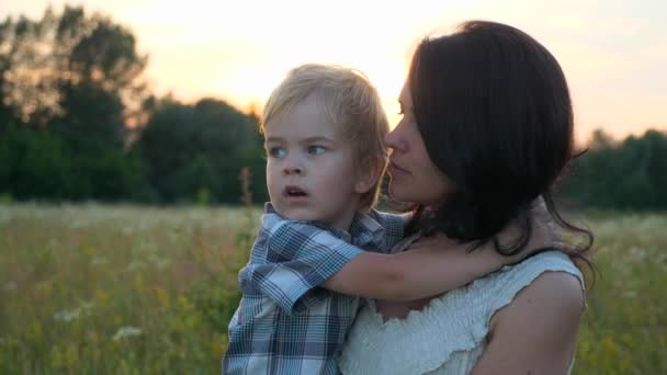 Gelukkige Liefhebbende Moeder Knuffelende Schattige Kleine Zoon Familie Rustend Prachtige — Stockvideo