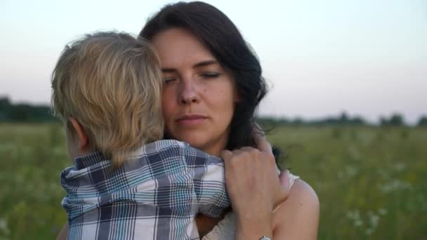 Feliz Amante Mãe Abraço Beijando Bonito Filho Pequeno Família Descansando — Vídeo de Stock