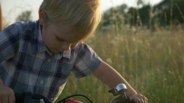 Küçük Çocuk Kırsal Yol 'da Dolaşan Genç Anne' ye yardım ederek Çocuk Bisikleti Sürmeyi Öğreniyor. Yaz Akşamı. 2x Slow motion - Yarı hız 60 FPS