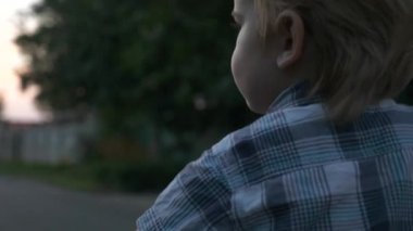 Küçük Çocuk Kırsal Yol 'da Dolaşan Genç Anne' ye yardım ederek Çocuk Bisikleti Sürmeyi Öğreniyor. Yaz Akşamı. 2x Slow motion - Yarı hız 60 FPS