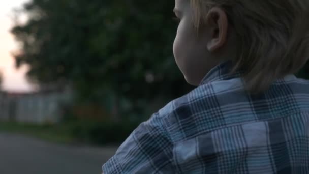 Little Boy Aprende Montar Bicicleta Infantil Con Asistencia Joven Madre — Vídeo de stock