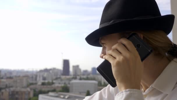 Homem Caucasiano Jovem Vestindo Chapéu Vintage Falando Smartphone Telhado Cidade — Vídeo de Stock