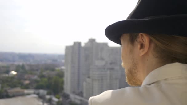 Hombre Joven Caucásico Con Sombrero Vintage Pensando Mirando Paisaje Urbano — Vídeo de stock