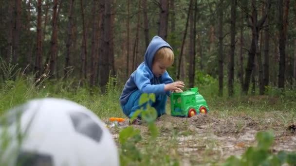 Einsamer Kleiner Junge Spielt Allein Wald Einsames Kind Spielt Mit — Stockvideo