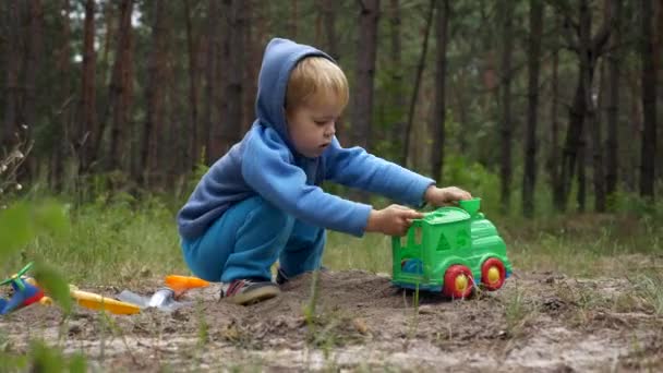 Ensamma Lilla Pojken Leker Ensam Skogen Ensamma Barn Leker Med — Stockvideo