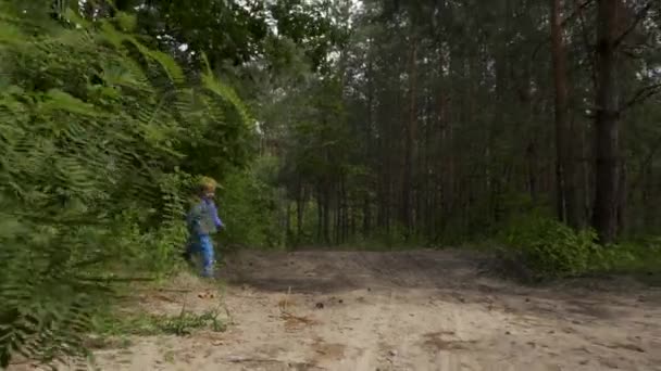 Mały Chłopiec Biegający Samotnie Lesie Samotne Dziecko Błąkające Się Lesie — Wideo stockowe