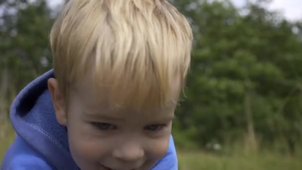 Chico Alegre Jugando Campo Hierba Alta Día Verano Soleado Brillante — Vídeo de stock