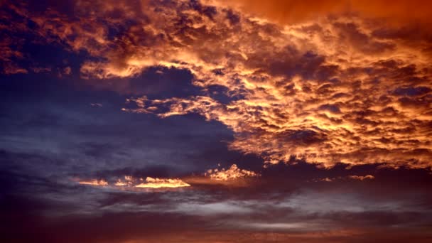 Tempo Lapso Noite Dramática Nuvens Vermelhas Laranja Céu Azul Escuro — Vídeo de Stock