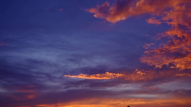 時間の経過劇的な夜ダークブルーの空に赤いオレンジの雲 — ストック動画