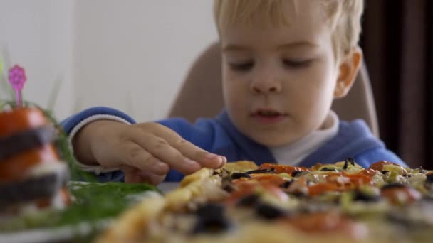 Smaklig Mat Serveras Bordet Barn Väntar Familjemiddag — Stockvideo