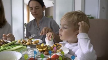 Evde Aile Yemeği 'nde Küçük Çocuk Lezzetli Yemek Yiyiyor
