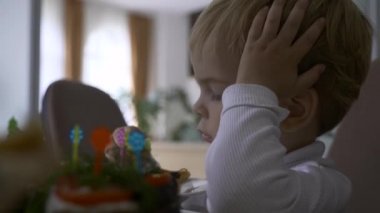 Evde Aile Yemeği 'nde Küçük Çocuk Lezzetli Yemek Yiyiyor