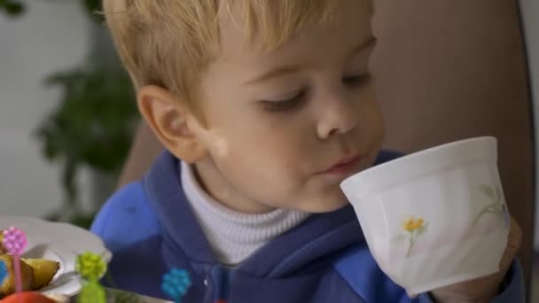 テーブルの上で提供するおいしい料理 家族の夕食を待つ子供 — ストック動画