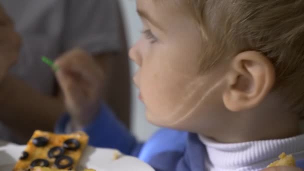 Piccolo Ragazzo Mangia Cibo Gustoso Durante Cena Famiglia Casa — Video Stock