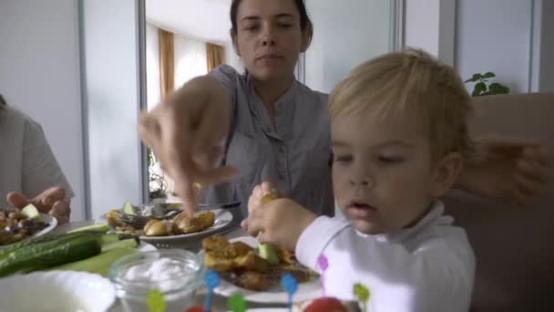 Piccolo Ragazzo Mangia Cibo Gustoso Durante Cena Famiglia Casa — Video Stock