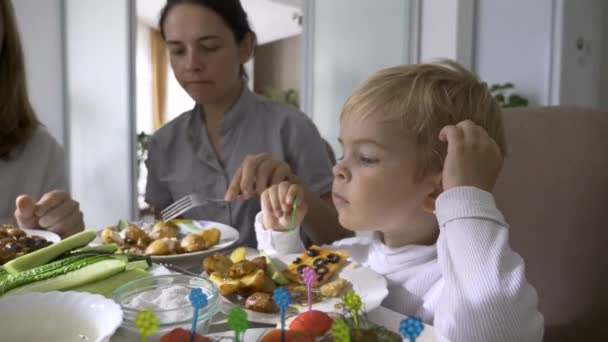 Piccolo Ragazzo Mangia Cibo Gustoso Durante Cena Famiglia Casa — Video Stock