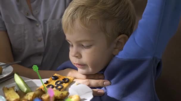 Αγοράκι Τρώει Νόστιμο Φαγητό Κατά Διάρκεια Του Οικογενειακού Δείπνου Στο — Αρχείο Βίντεο