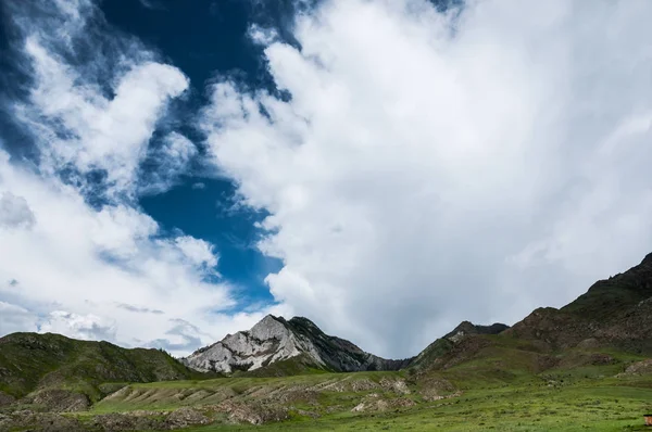 Montañas Altai en el fondo de cielos nublados — Foto de Stock