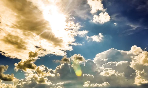 Кумульські хмари в глибокому блакитному небі і золоте сонце — стокове фото
