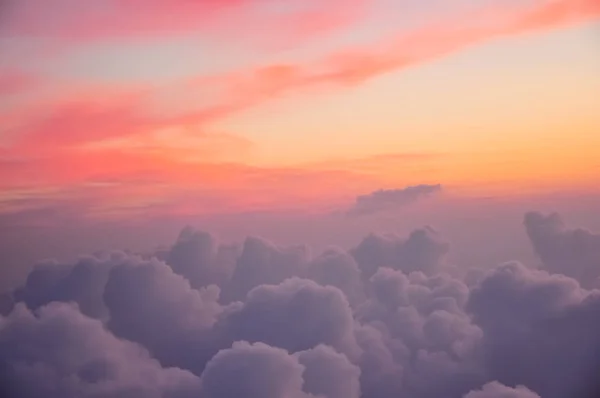 Şafak sabah güneş ışığı güzel pembe ve turuncu bulutlara. Uçaktaki göster