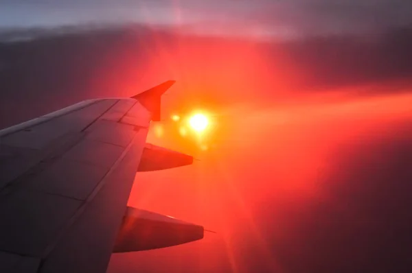 Hermoso amanecer con nubes naranjas y rosadas. Vista desde el avión . — Foto de Stock