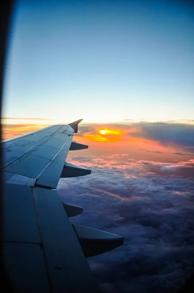 Krásné svítání oranžové a růžové obláčky. Pohled z letadla. — Stock fotografie