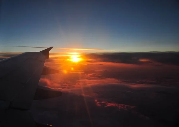 Прекрасный рассвет с оранжевыми и розовыми облаками. Вид с самолета . — стоковое фото