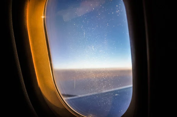 Окно самолета, покрытое морозом — стоковое фото