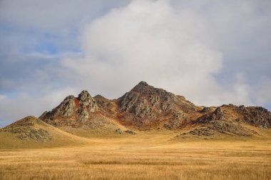 Sonbahar manzara alanında taşlarla. Altay Dağları, Sibirya, Rusya Federasyonu
