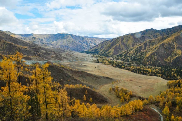 Montagnes vallée aérienne paysage d'automne, Chike-Taman col de la route de montagne, Altaï — Photo