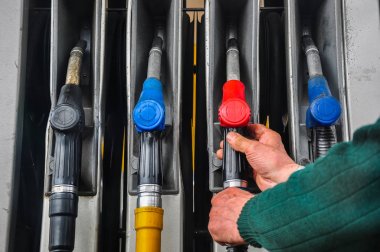 Adamın elleri benzin istasyonunda otomotiv yakıt ikmal silah alıyor