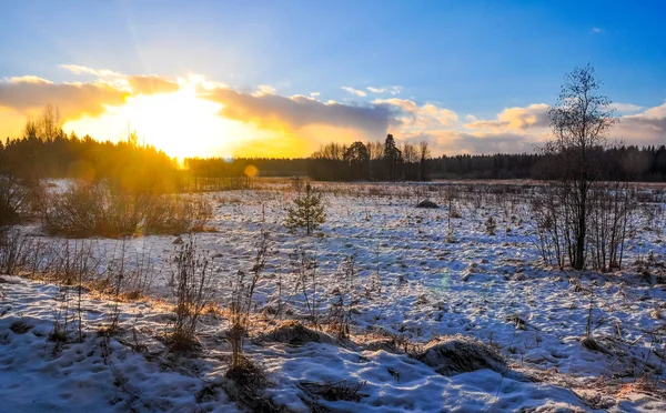 Яскравий захід сонця над засніженим полем. Зимовий ландшафт природи — стокове фото
