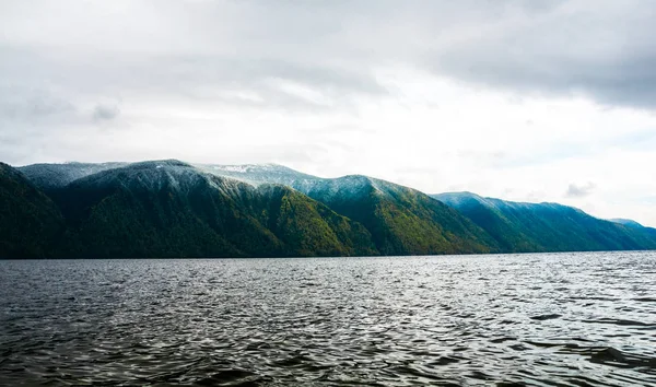 Panorama górski na jeziorze wybrzeża Teleckie. Ałtaj, Siberia, Rosja — Zdjęcie stockowe