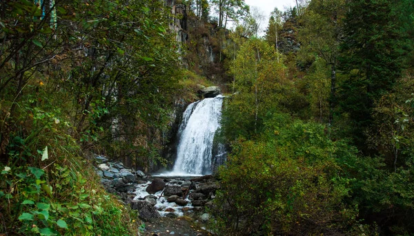 Korbu şelale. Teletskoye Gölü, Altay Dağları, Sibirya, Rusya Federasyonu