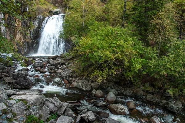 Korbu водоспад. Teletskoye озера, гори Алтай, Сибіру, Росія — стокове фото