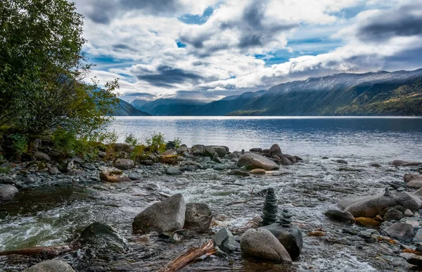 Altai montagne paesaggio. Pila equilibrata di pietre sulla riva del lago Teletskoye. Siberia, Russia — Foto Stock