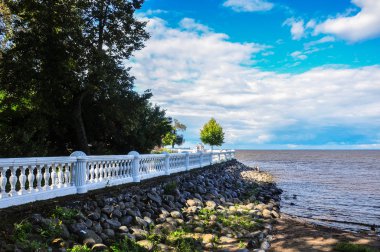 Peterhof Parkı Finlandiya Körfezi kıyısında beyaz beton çit.