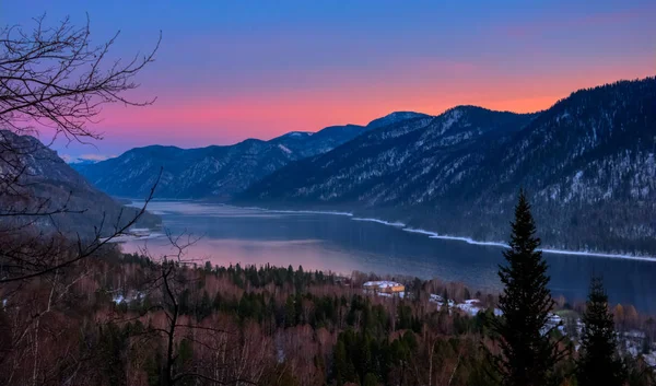 Teletskoye Gölü ve Altay Dağları günbatımı pembe ve mor renkleri
