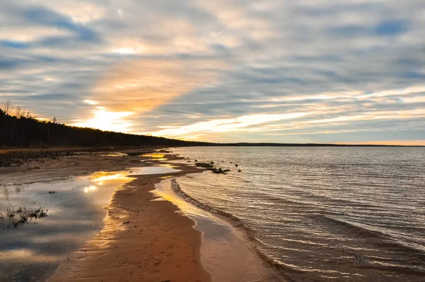 Matahari terbenam di pantai melambaikan danau Ladoga — Stok Foto