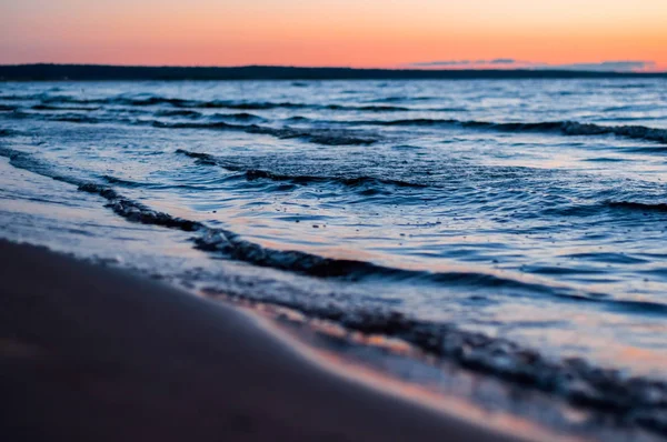 黎明时分拉多加湖岸的波浪。美丽的日出景观. — 图库照片