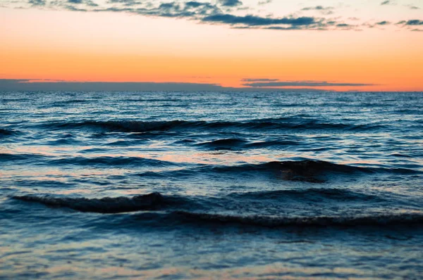 Fale jeziora Ładoga o świcie. Piękny wschód słońca krajobraz. — Zdjęcie stockowe