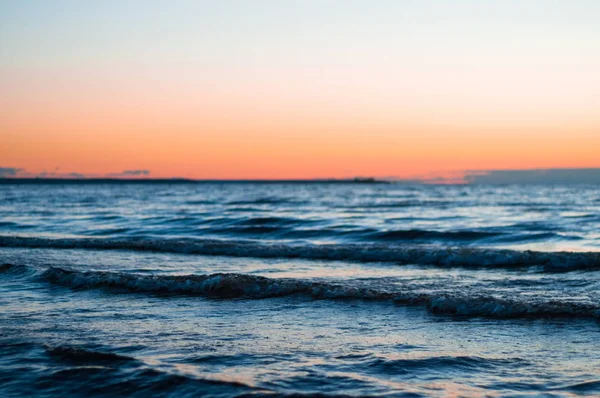 在黎明的拉多加湖的波浪。美丽的日出景观. — 图库照片