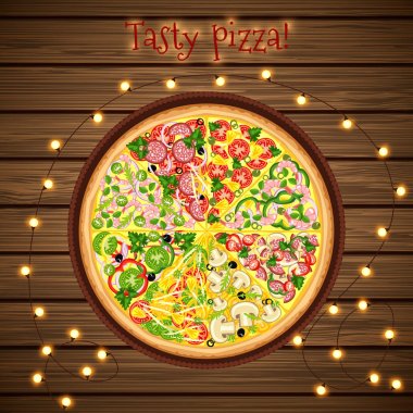 Lezzetli pizza parlak çelenk ile ahşap bir masa üzerinde