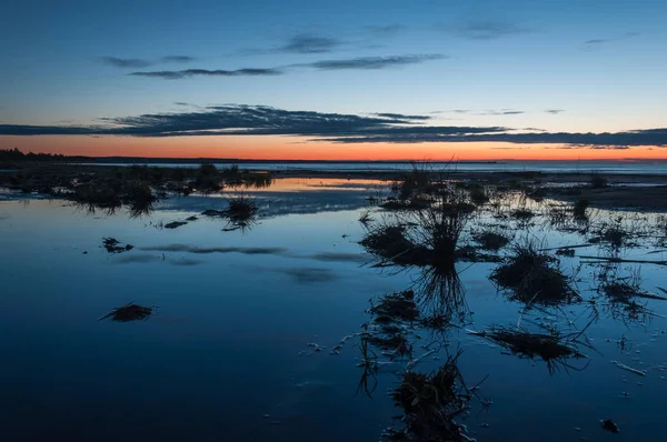 Réflexions du ciel de l'aube dans l'eau sur la rive du lac Ladoga — Photo